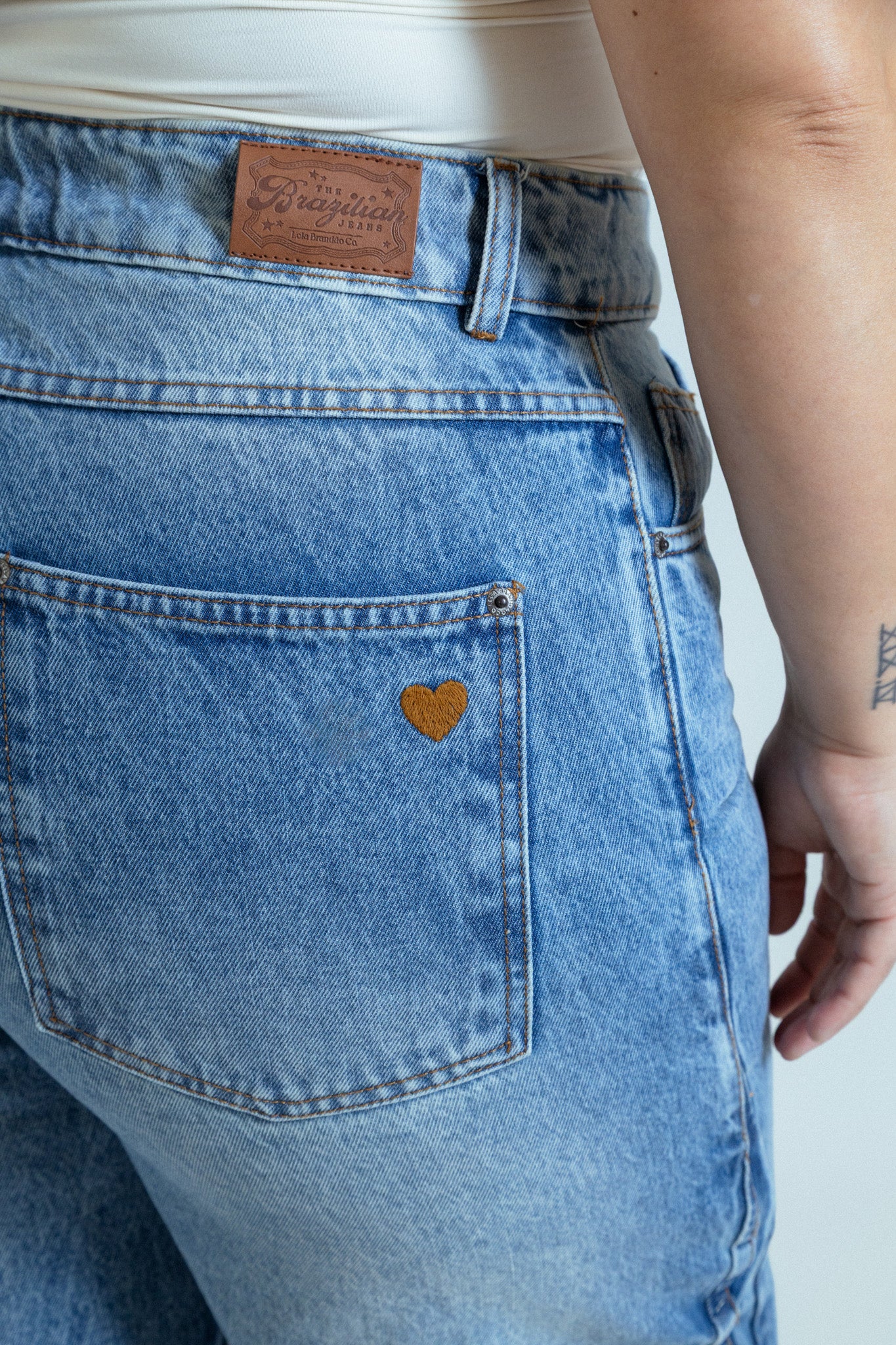calça jeans ajustável laço acid wash - Image 4