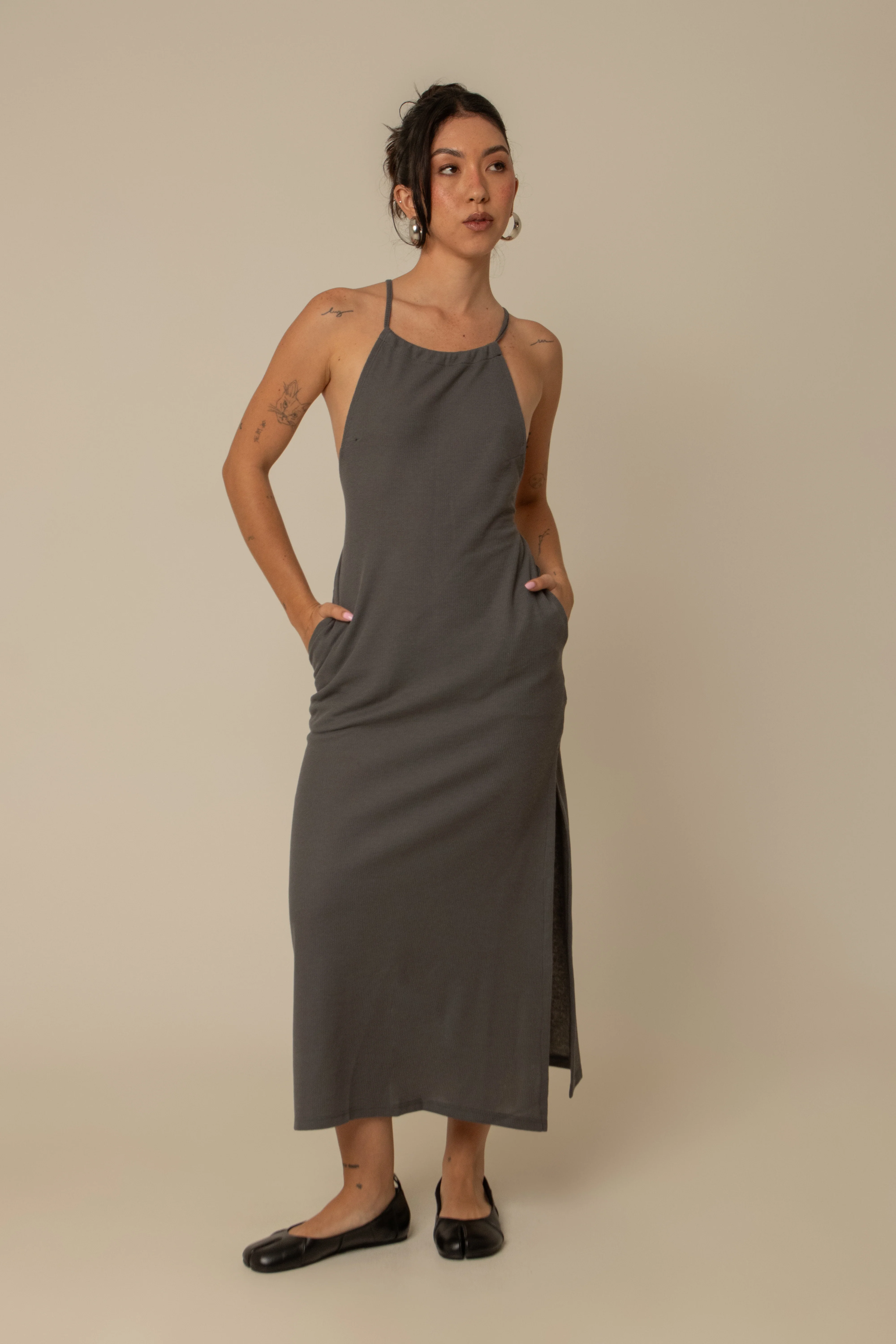 vestido comfy | vestido costas abertas com fenda lateral - Image 14