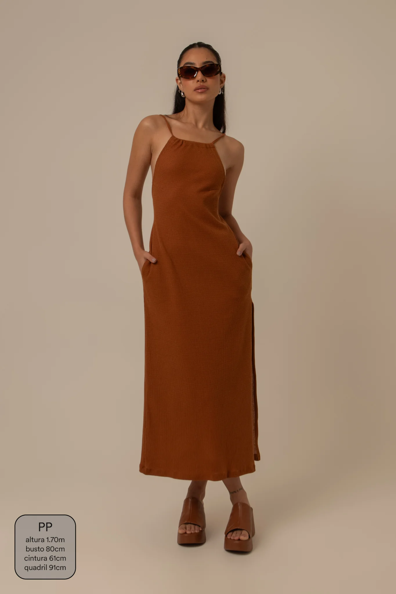 vestido comfy | vestido costas abertas com fenda lateral - Image 32
