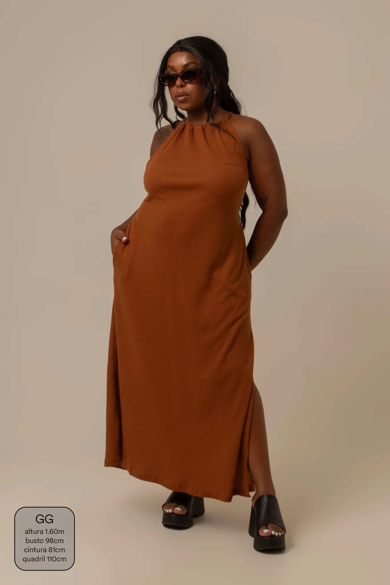 vestido comfy | vestido costas abertas com fenda lateral - Image 48