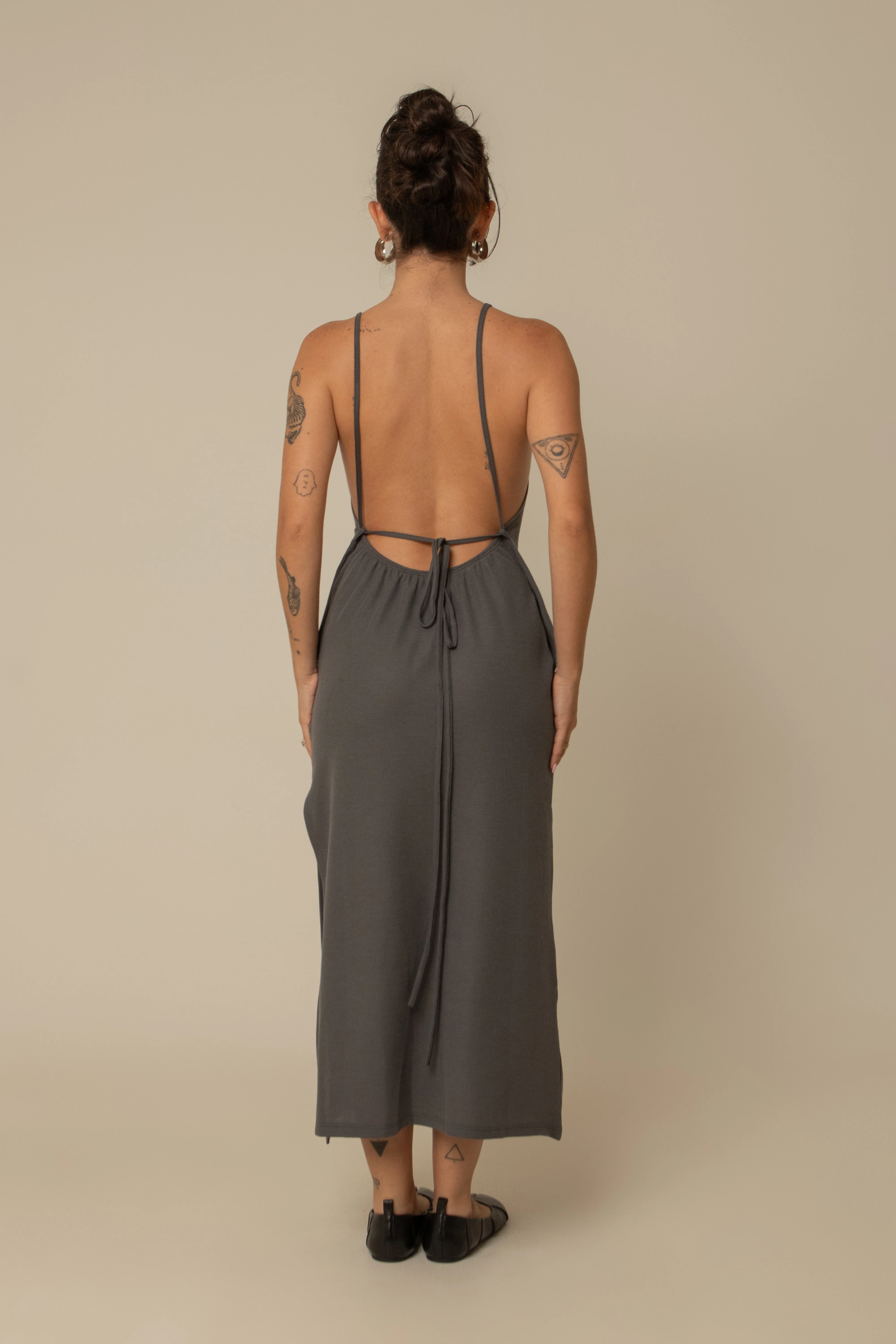 vestido comfy | vestido costas abertas com fenda lateral - Image 5