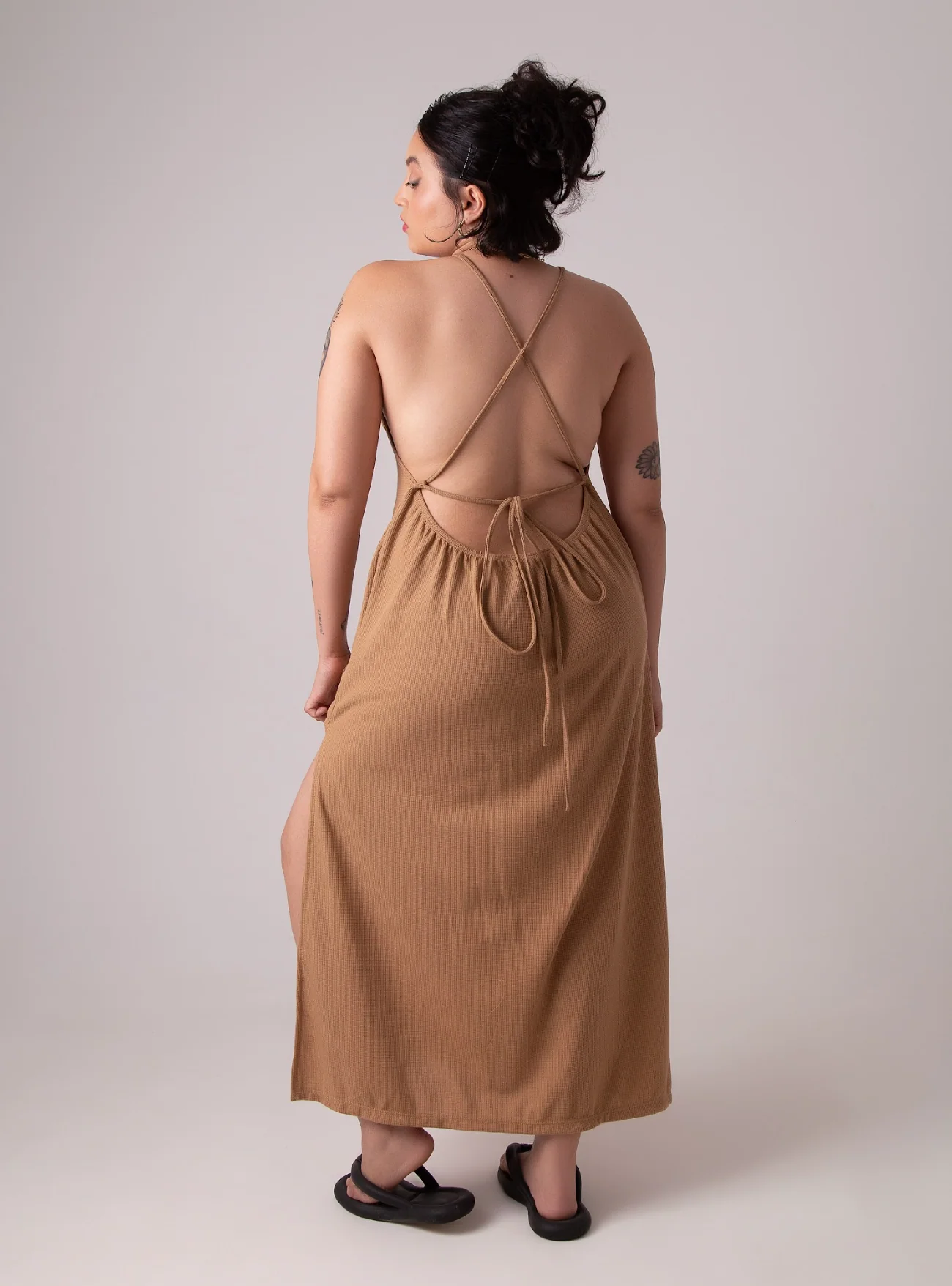 vestido comfy | vestido costas abertas com fenda lateral - Image 60