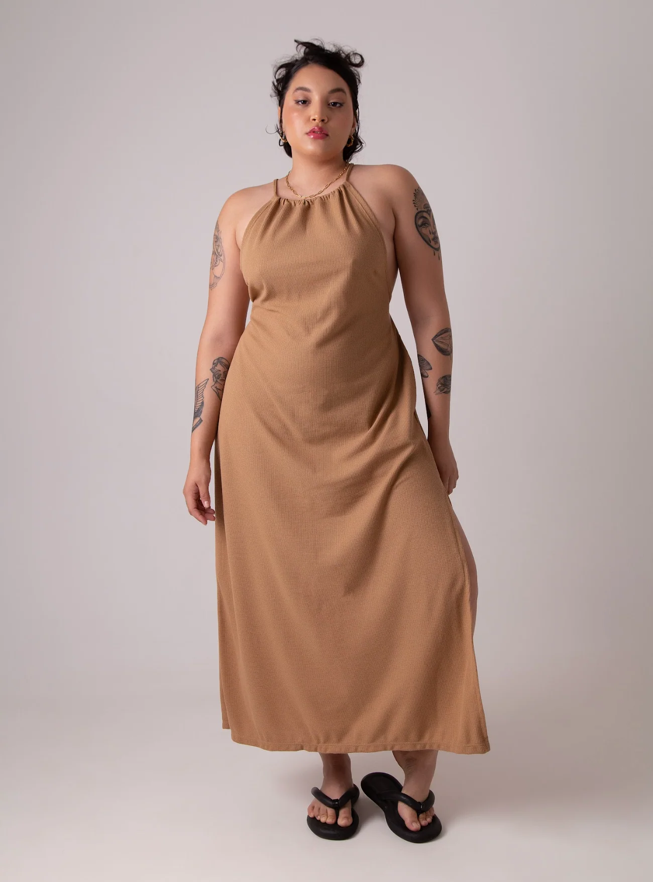 vestido comfy | vestido costas abertas com fenda lateral - Image 61