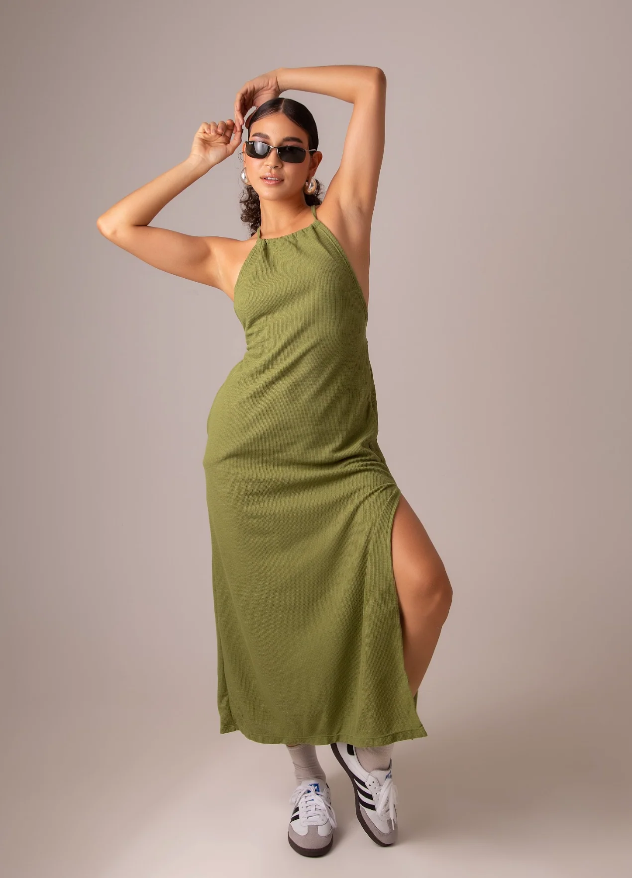 vestido comfy | vestido costas abertas com fenda lateral - Image 71