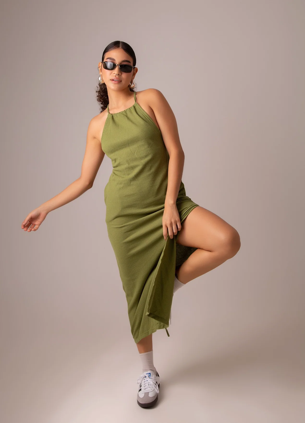 vestido comfy | vestido costas abertas com fenda lateral - Image 73