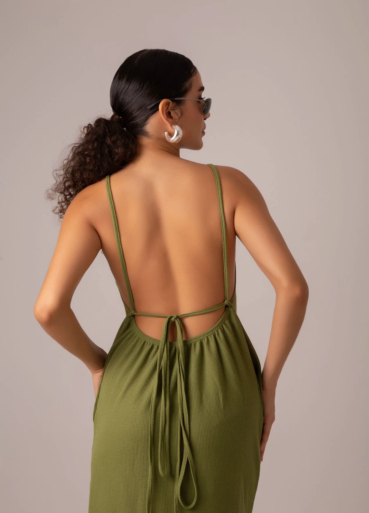 vestido comfy | vestido costas abertas com fenda lateral - Image 75