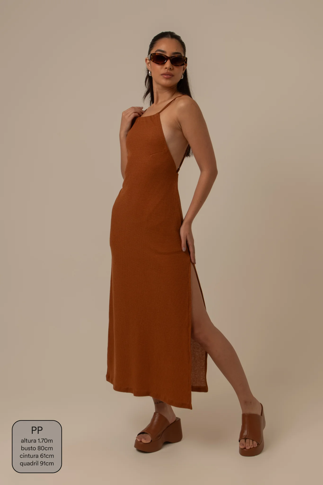 vestido comfy | vestido costas abertas com fenda lateral - Image 76
