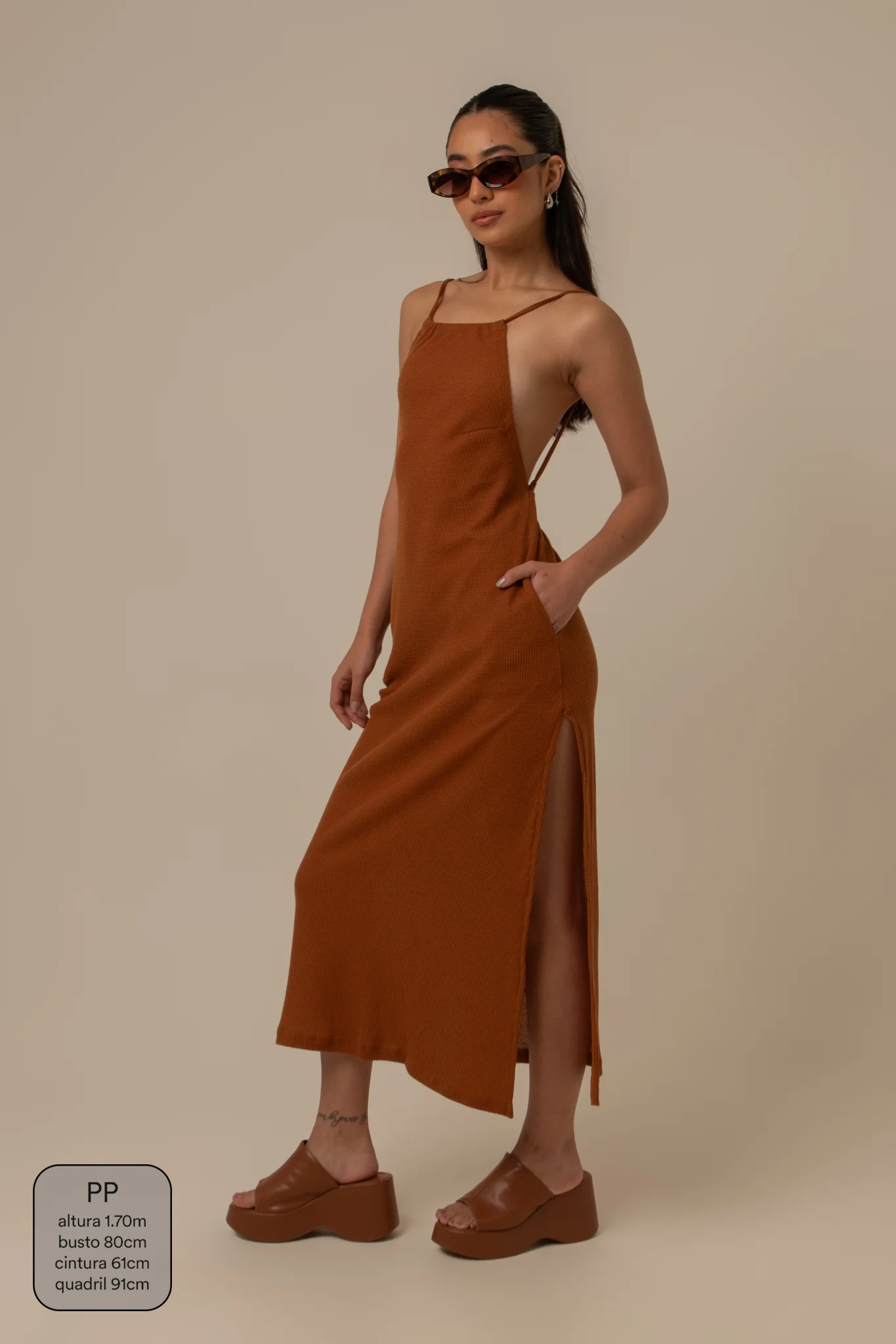 vestido comfy | vestido costas abertas com fenda lateral - Image 77