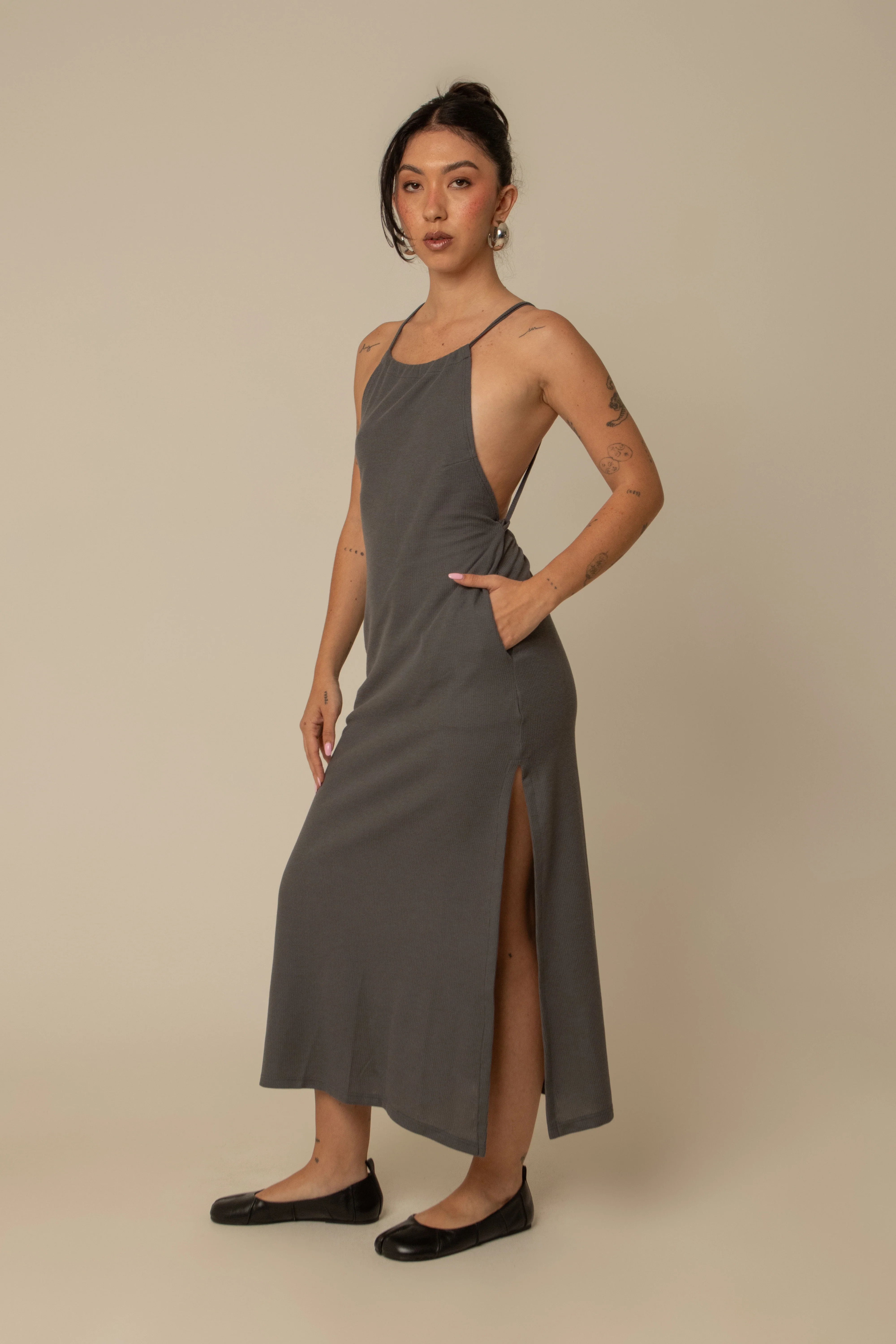 vestido comfy | vestido costas abertas com fenda lateral - Image 86
